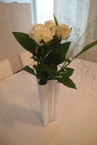 Valkoinen ruusukimppu lukijaltani