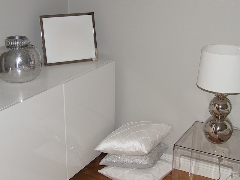 Seinähyllyt ja sisustusesineet makuuhuoneessa - Omakotivalkoinen sisustusblogi