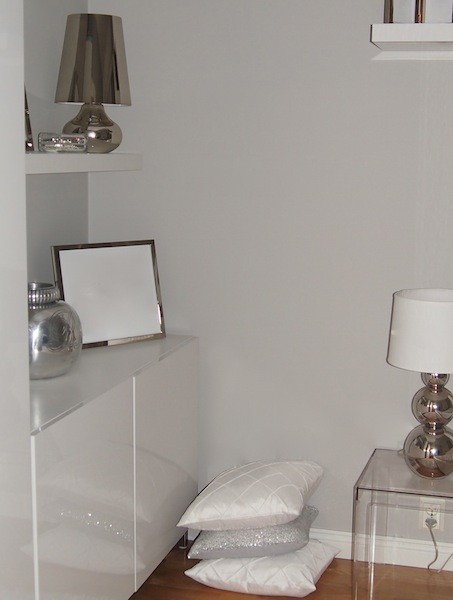 Seinähyllyt ja sisustusesineet makuuhuoneessa - Omakotivalkoinen sisustusblogi