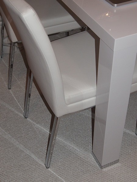 Korkeakiiltovalkoinen ruokapöytä ja nahkaiset valkoiset tuolit Omakotivalkoinen sisustusblogi