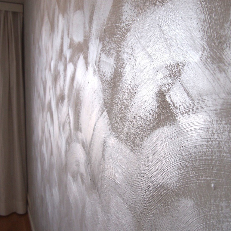 Tunto struktuurimaalin päälle sudittu lasyyri teki seiniin ihanan hohteen. 
