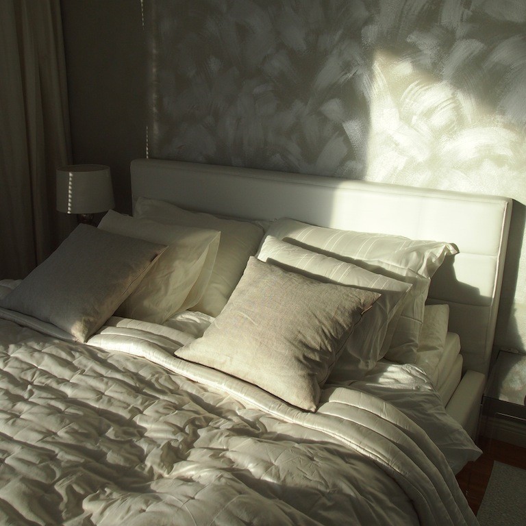 Ilta-aurinko ja auringonlasku makuuhuoneessa - Omakotivalkoinen
