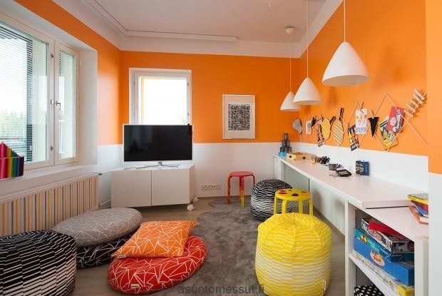 Asuntomessut SOS-lapsikylä makuuhuoneen keltainen seinä - Omakotivalkoinen