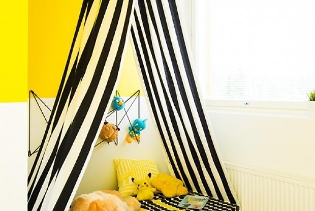 Asuntomessut SOS-lapsikylä makuuhuoneen keltainen seinä - Omakotivalkoinen