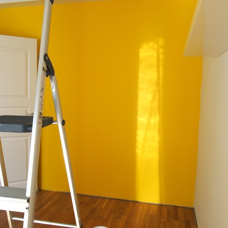 Keltainen seinä Tikkurila sävy K302 - Lastenhuoneen sisustus Omakotivalkoinen
