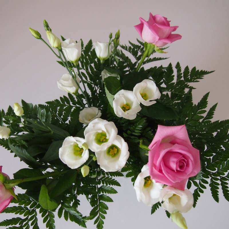 Äitienpäivän roosa-valkoinen kukkakimppu - Omakotivalkoinen