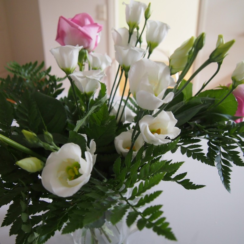Äitienpäivän roosa-valkoinen kukkakimppu - Omakotivalkoinen