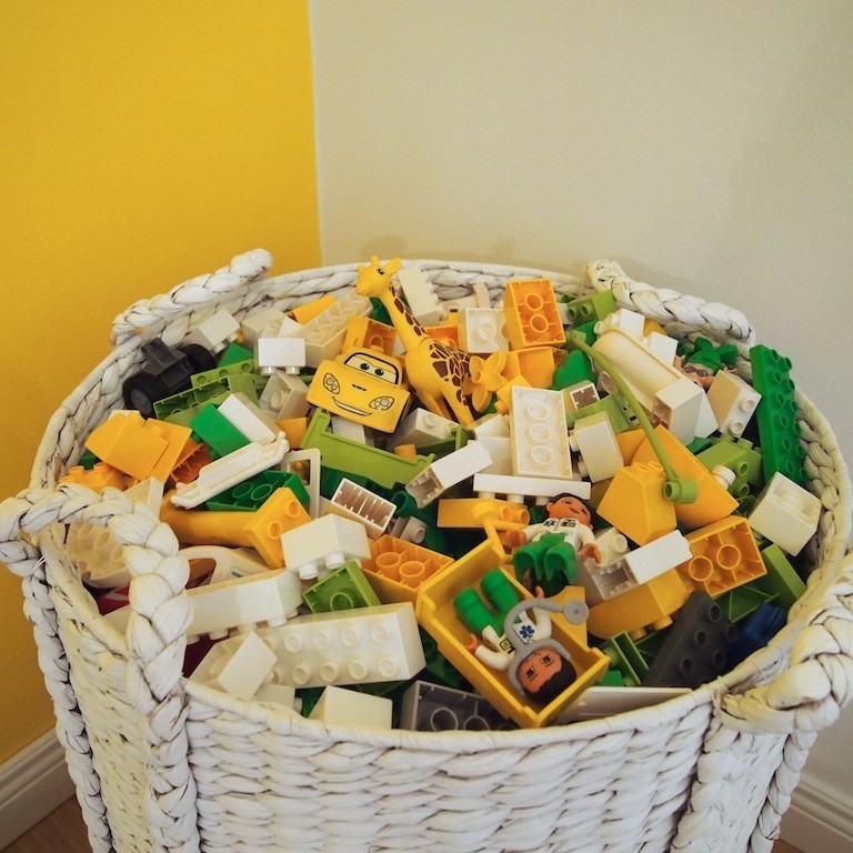Lego Duplo kokoelma isossa korissa - Omakotivalkoinen