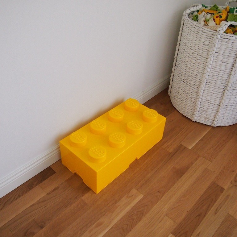 Keltainen legolaatikko lastenhuoneeseen - Omakotivalkoinen