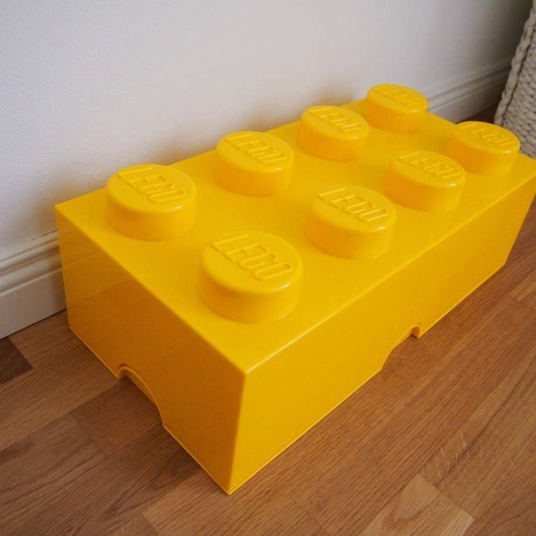 Keltainen legolaatikko lastenhuoneeseen - Omakotivalkoinen