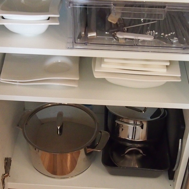 Keittiön kaappien järjestäminen astiat ja ruoat yhteen kaappiin - Omakotivalkoinen