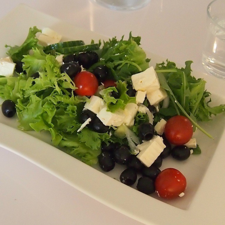 Kreikkalainen salaatti Villeroy & Boch Flow kulhossa - Omakotivalkoinen