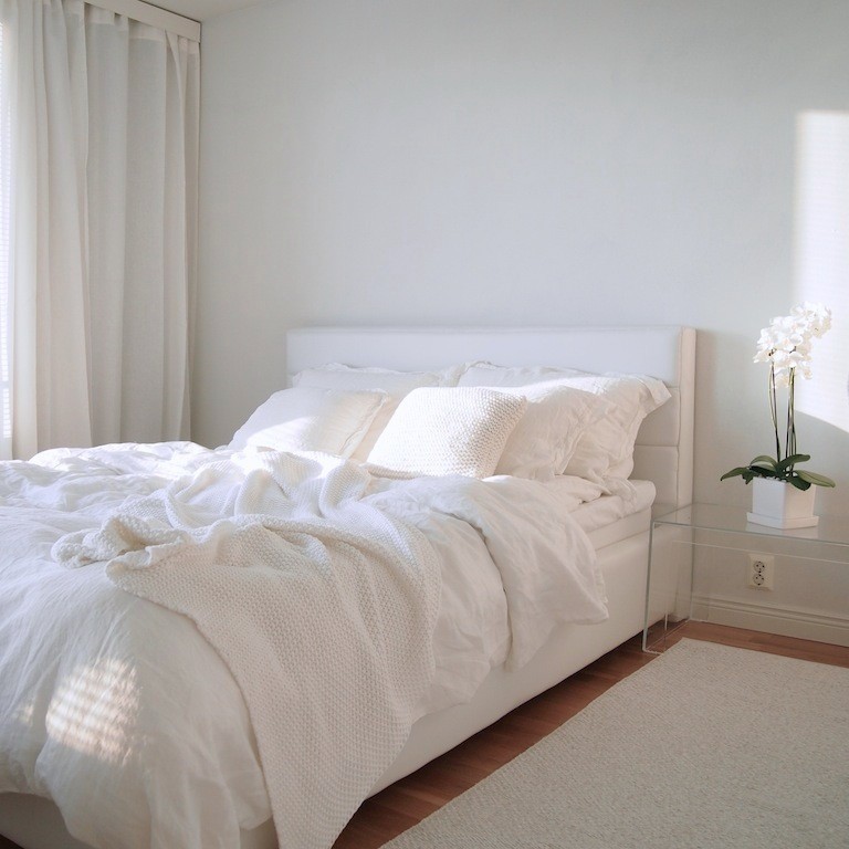 Valkoinen makuuhuone ja ihana ilta-aurinko - Omakotivalkoinen sisustusblogi