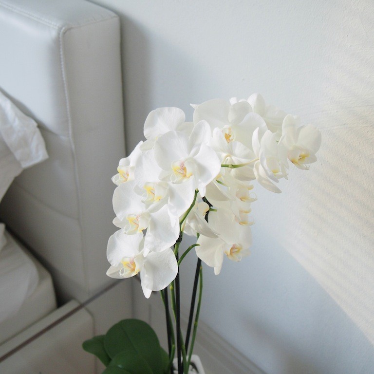 Valkoinen makuuhuone ja ihana ilta-aurinko - Omakotivalkoinen sisustusblogi