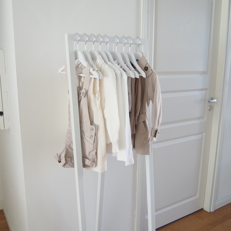 Hay Loop vaaterekki ja vaatteiden hyödyntäminen osana sisustusta Omakotivalkoinen