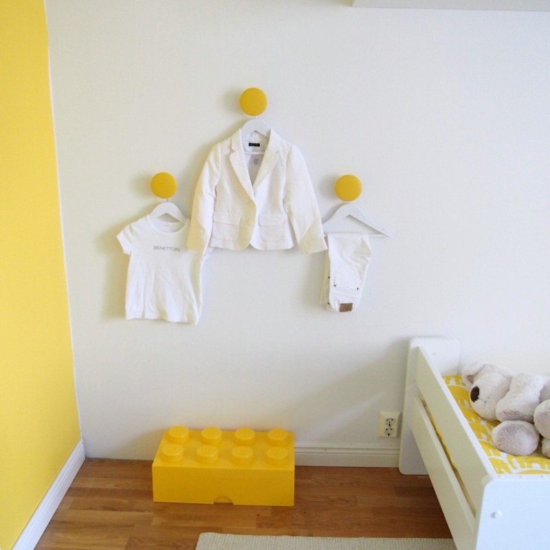 Muuto Dots keltaiset seinäkoukut valkoisella seinällä - Lastenhuoneen sisustusideat Omakotivalkoinen