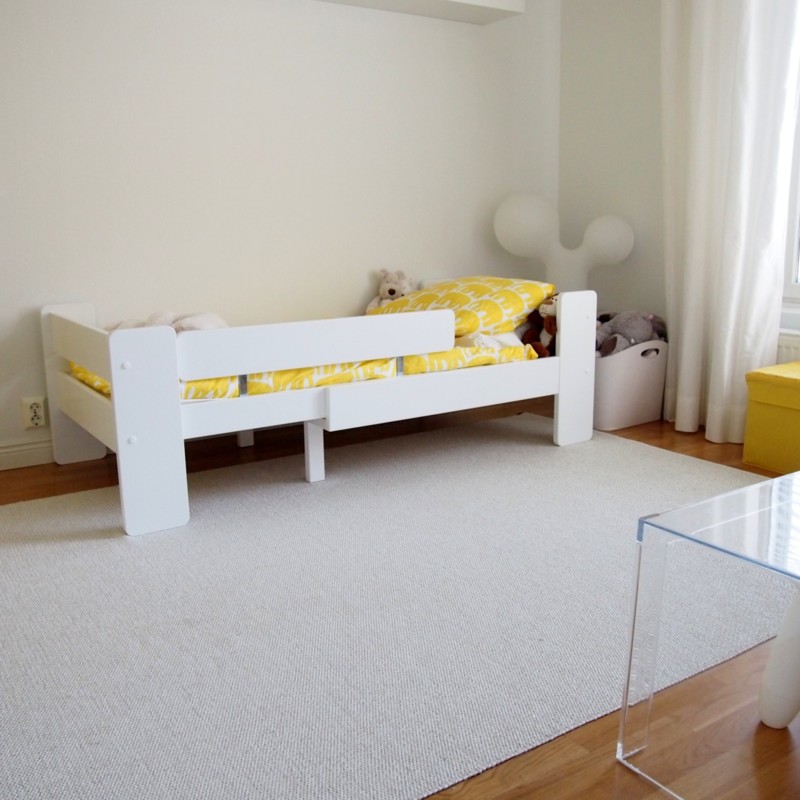 Keltainen ja valkoinen väritys lastenhuoneen sisustusideat Omakotivalkoinen