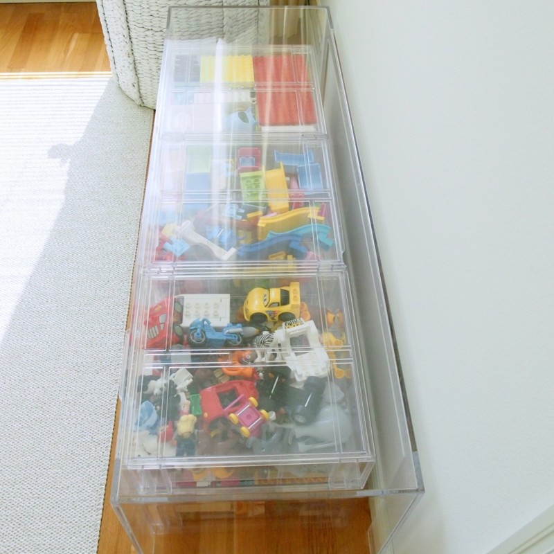 Legojen järjestäminen läpinäkyviin laatikoihin - Omakotivalkoinen lastenhuoneen järjestysvinkit