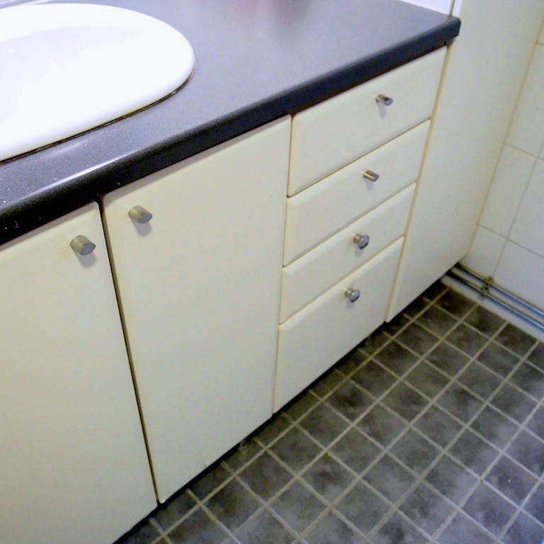Pieni kurkistus kylpyhuoneeseen ja kalusteisiin - Omakotivalkoinen sisustusblogi