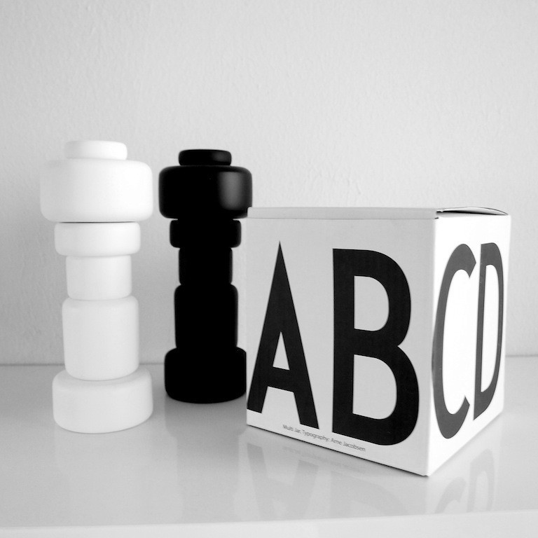 Design Letters kannellinen purkki mustavalkoinen sisustus Omakotivalkoinen