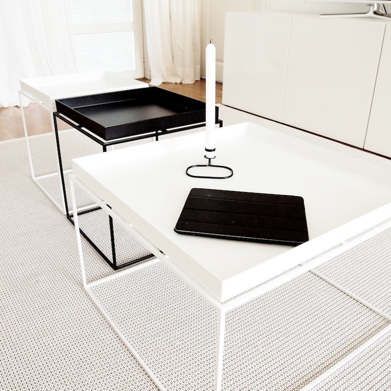 Hay Tray tarjotinpöydät musta ja valkoinen sisustusblogi Omakotivalkoinen