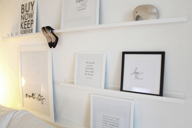 Ikea Ribba tauluhyllyt olohuoneen seinällä Omakotivalkoinen