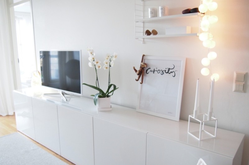 IKEA BESTÅ tv-taso valkoiset lasilevyt viimeistelevät ilmeen Omakotivalkoinen olohuoneen sisustus