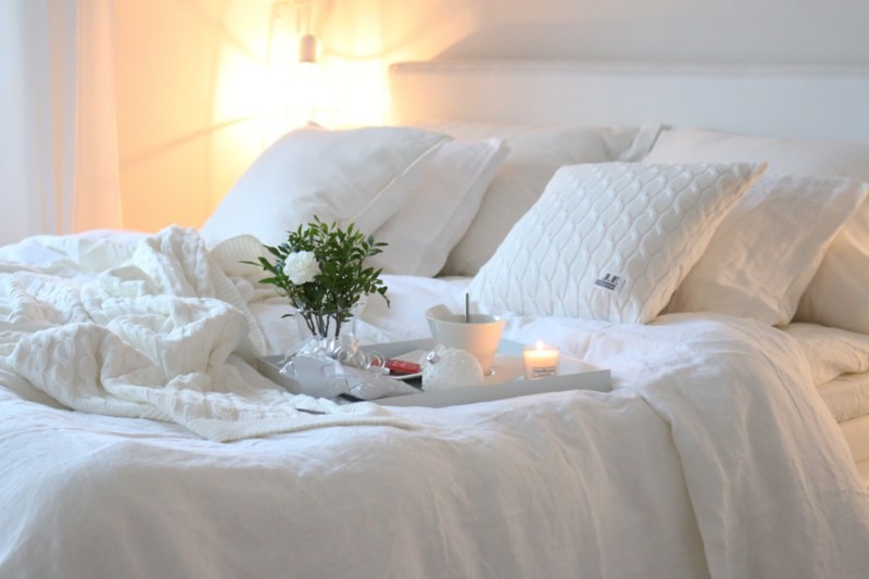 Finlayson Amanda palmikoitu valkoinen torkkupeitto ja koristetyynyt - Jouluinen kattaus sänkyyn Omakotivalkoinen