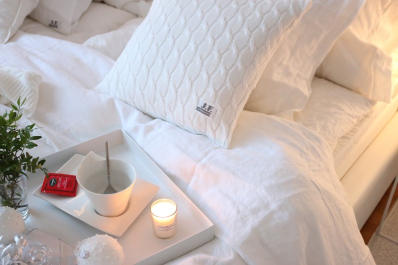 Finlayson Amanda palmikoitu valkoinen torkkupeitto ja koristetyynyt - Jouluinen kattaus sänkyyn Omakotivalkoinen