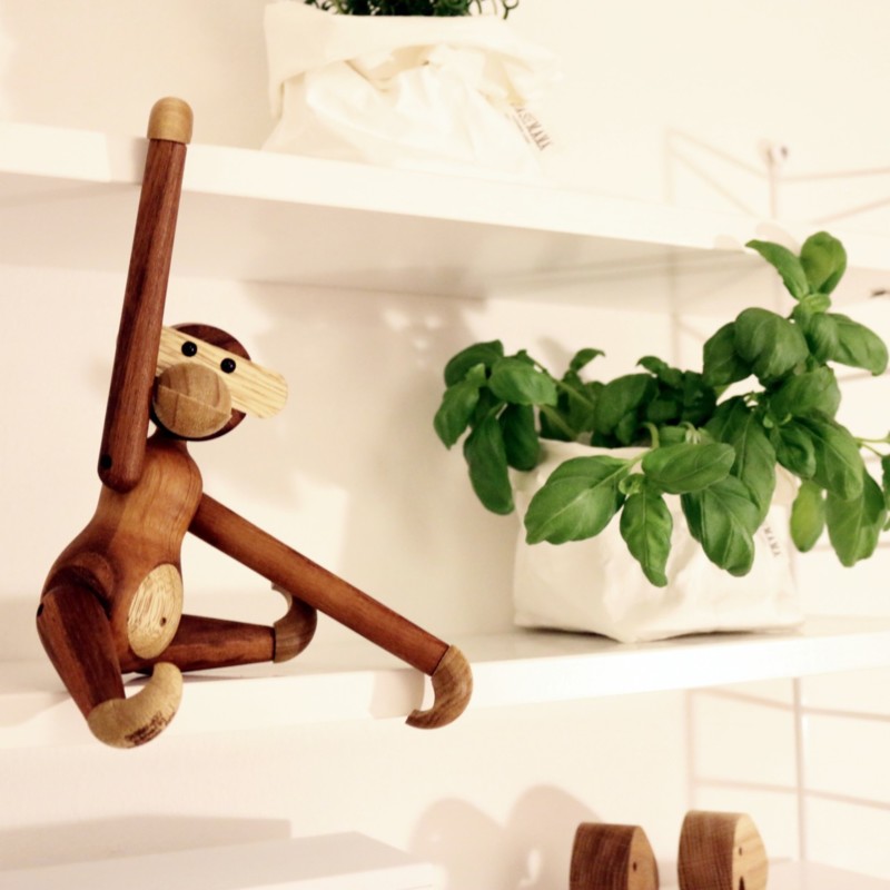 String Pocket seinähylly ja Bojesen puinen apina - Omakotivalkoinen