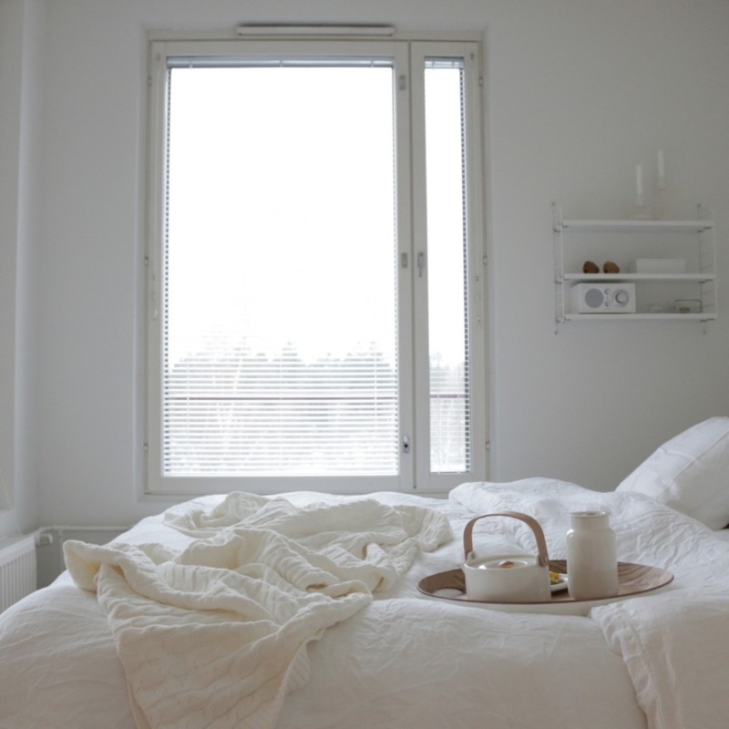 Kokonaan valkoinen makuuhuone Omakotivalkoinen sisustusblogi