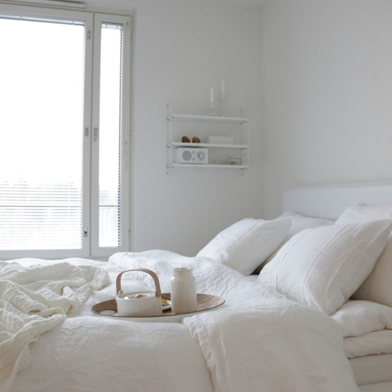 Kokonaan valkoinen makuuhuone Omakotivalkoinen sisustusblogi