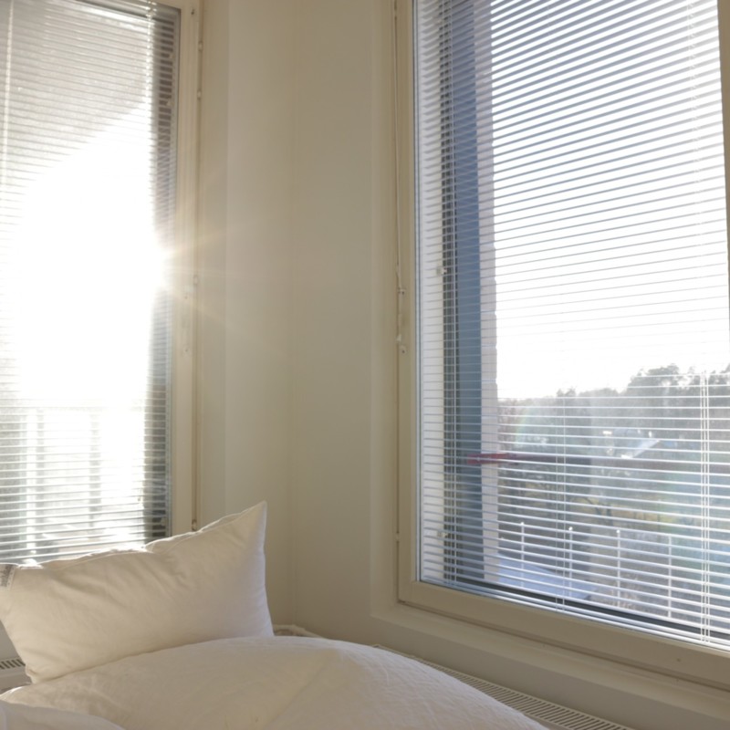 Makuuhuone auringossa - Omakotivalkoinen sisustusblogi