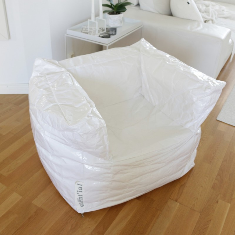 Kierrätysmateriaalista valmistettu nojatuoli - kirppislöytö Omakotivalkoinen