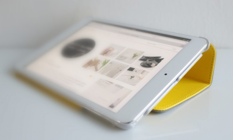Goji iPad suojakotelo kirkkaankeltainen - Omakotivalkoinen
