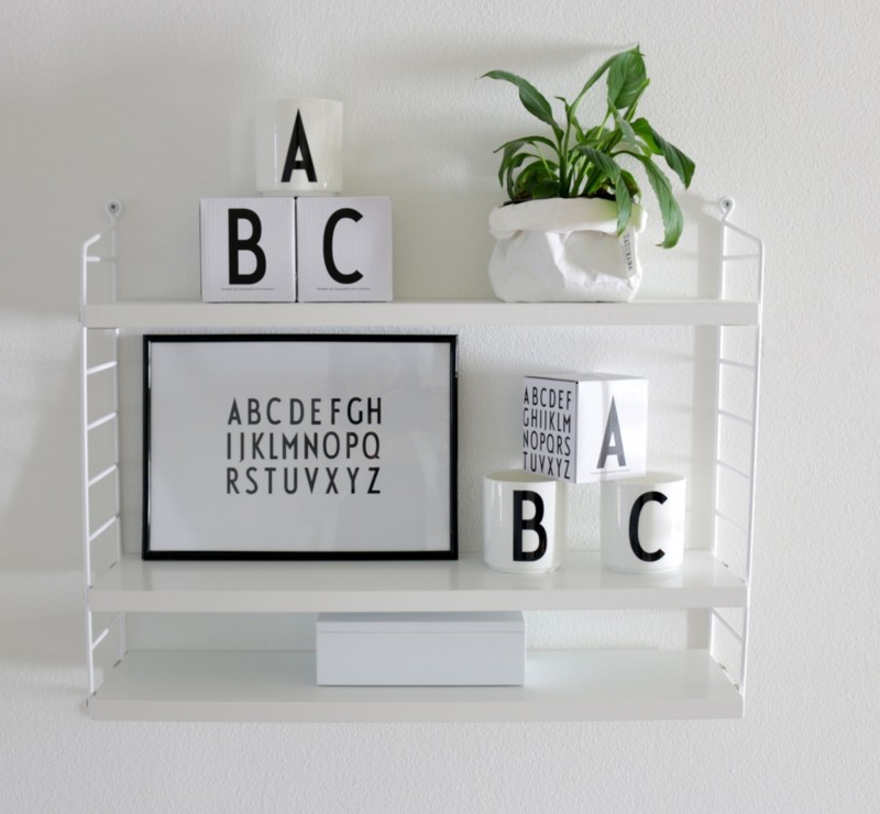 Mustavalkoiset Design Letters aakkostuotteet ja itse tehty printtitaulu Omakotivalkoinen