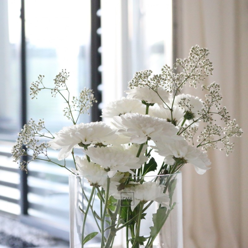 Valkoinen kukkakimppu ja harrastushaaveita Omakotivalkoinen