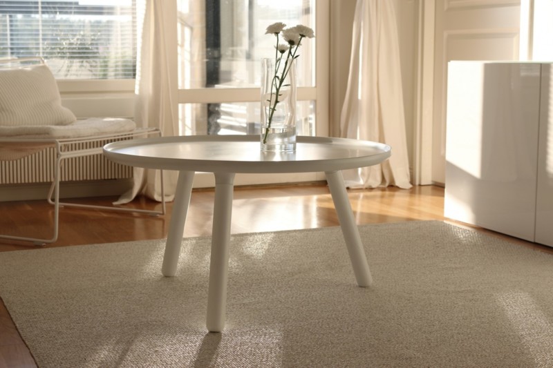 Kauniit ikkunaverhot olohuoneeseen ja pikkupöydän maalaus valkoiseksi - Sisustusideat Omakotivalkoinen