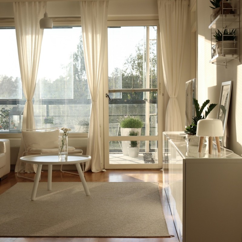 Kauniit ikkunaverhot olohuoneeseen ja pikkupöydän maalaus valkoiseksi - Sisustusideat Omakotivalkoinen