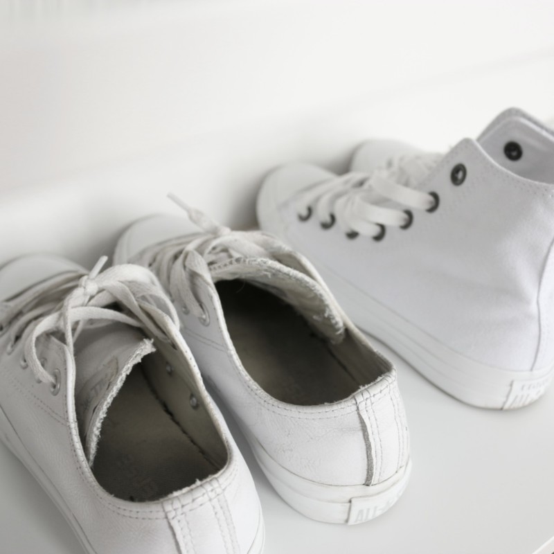 Valkoiset kengät puhtaaksi Universal Stonella - Arkivinkit Omakotivalkoinen