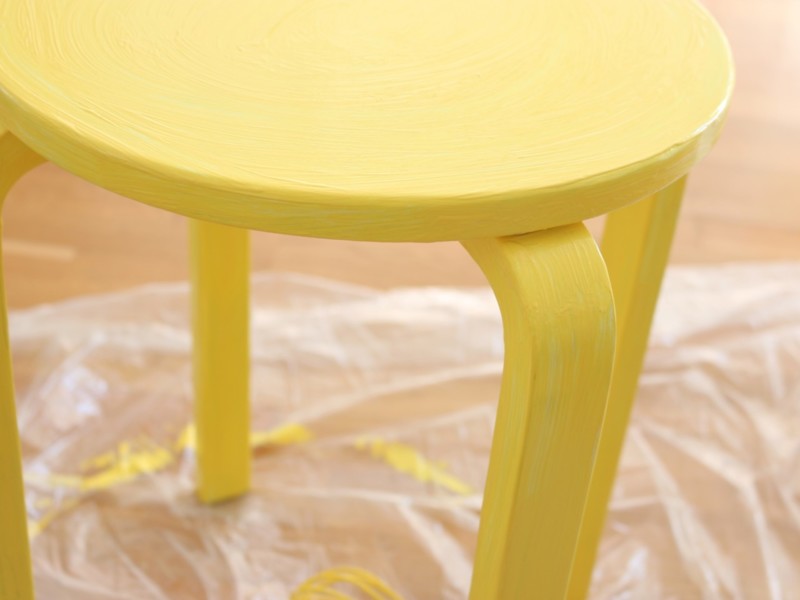 DIY jakkaran maalaaminen keltaiseksi - Sisustusvinkit Omakotivalkoinen