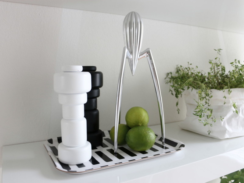 Keittiövälineitä Ikea Lack seinähyllyllä - Sisustusblogi Omakotivalkoinen