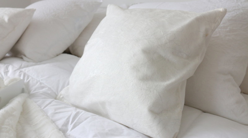 DIY tee itse kimaltavat tyynynpäälliset - Sisustusvinkit Omakotivalkoinen