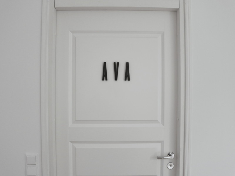 Design Letters puuaakkoset lastenhuoneen oveen - Omakotivalkoinen