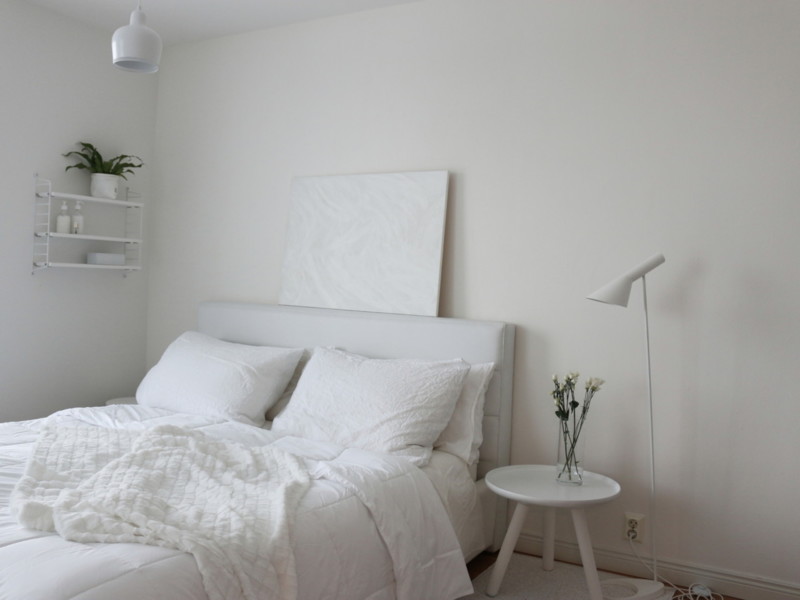 DIY itsetehty taulu makuuhuoneen seinälle sängyn päälle - Omakotivalkoinen