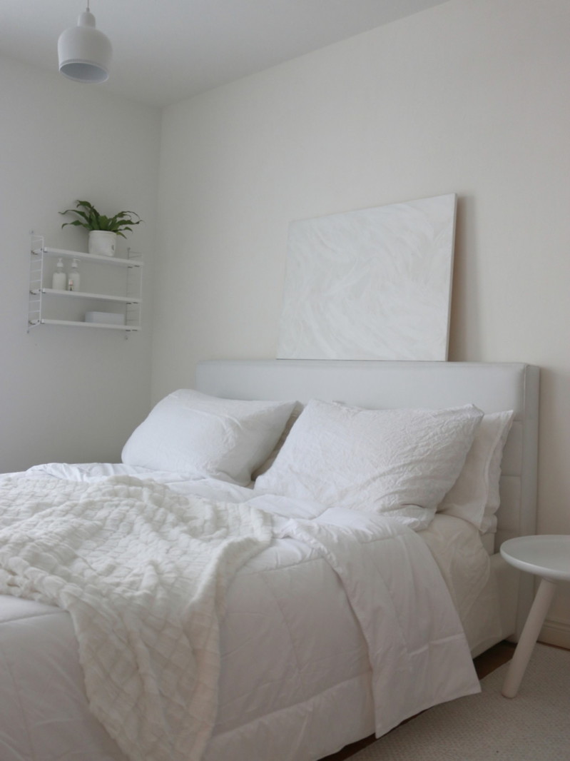 DIY itsetehty taulu makuuhuoneen seinälle sängyn päälle - Omakotivalkoinen