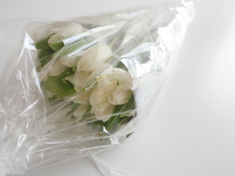 Kauniit valkoiset tulppaanit maljakossa - Sisustusblogi Omakotivalkoinen