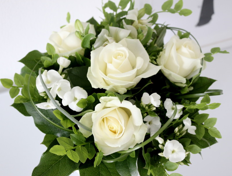 Maailman kaunein kukkakimppu valkoista ja vihreää - Sisustusblogi Omakotivalkoinen