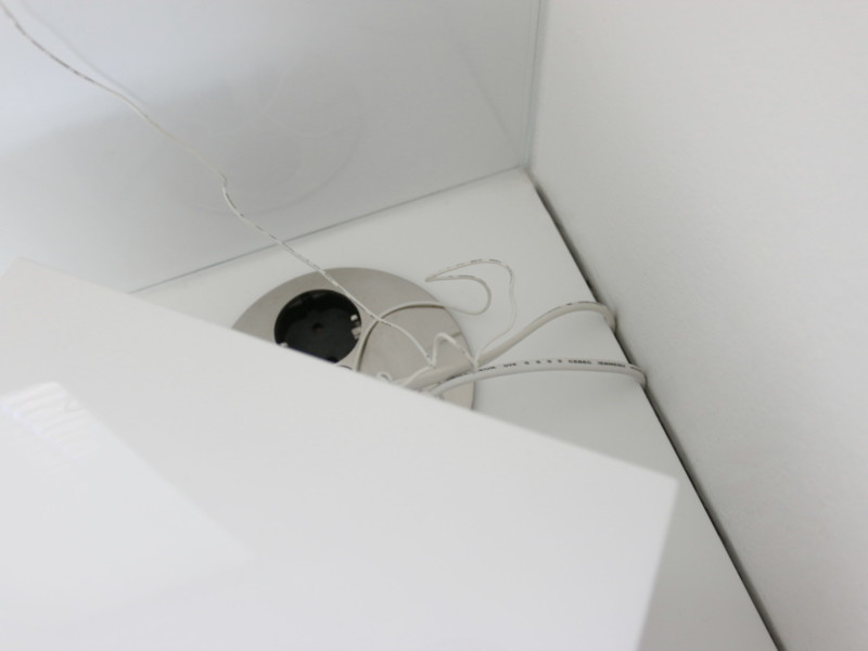 Tivoli Audio valkoinen pöytäradio keittiössä - Sisustusblogi Omakotivalkoinen
