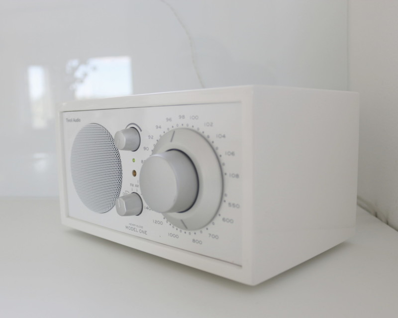 Tivoli Audio valkoinen pöytäradio keittiössä - Sisustusblogi Omakotivalkoinen